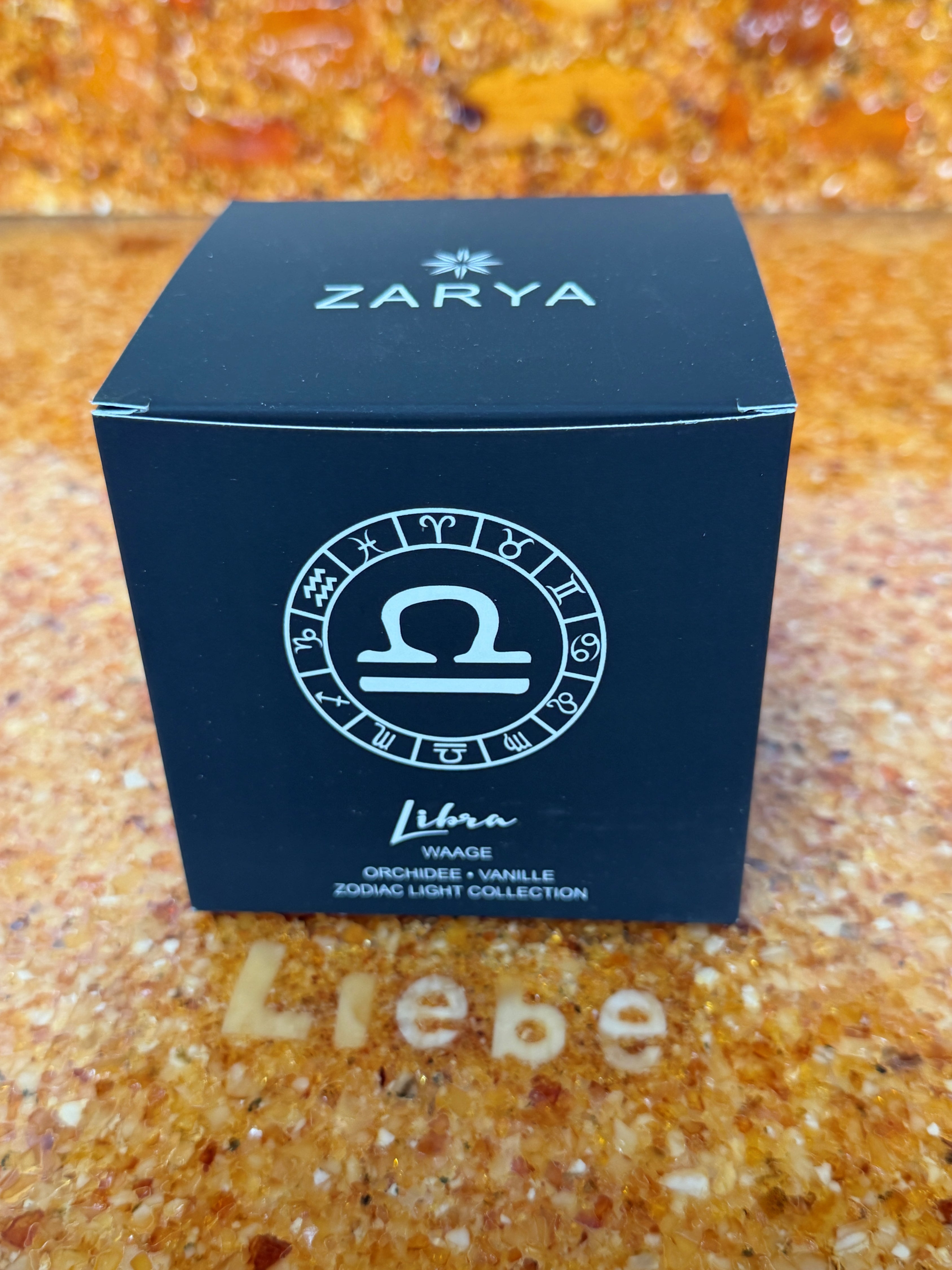 Zarya Sternzeichenduftkerze - Zodiac Light – Waage (Libra) mit Orchidee, Vanille & Edelsteinen