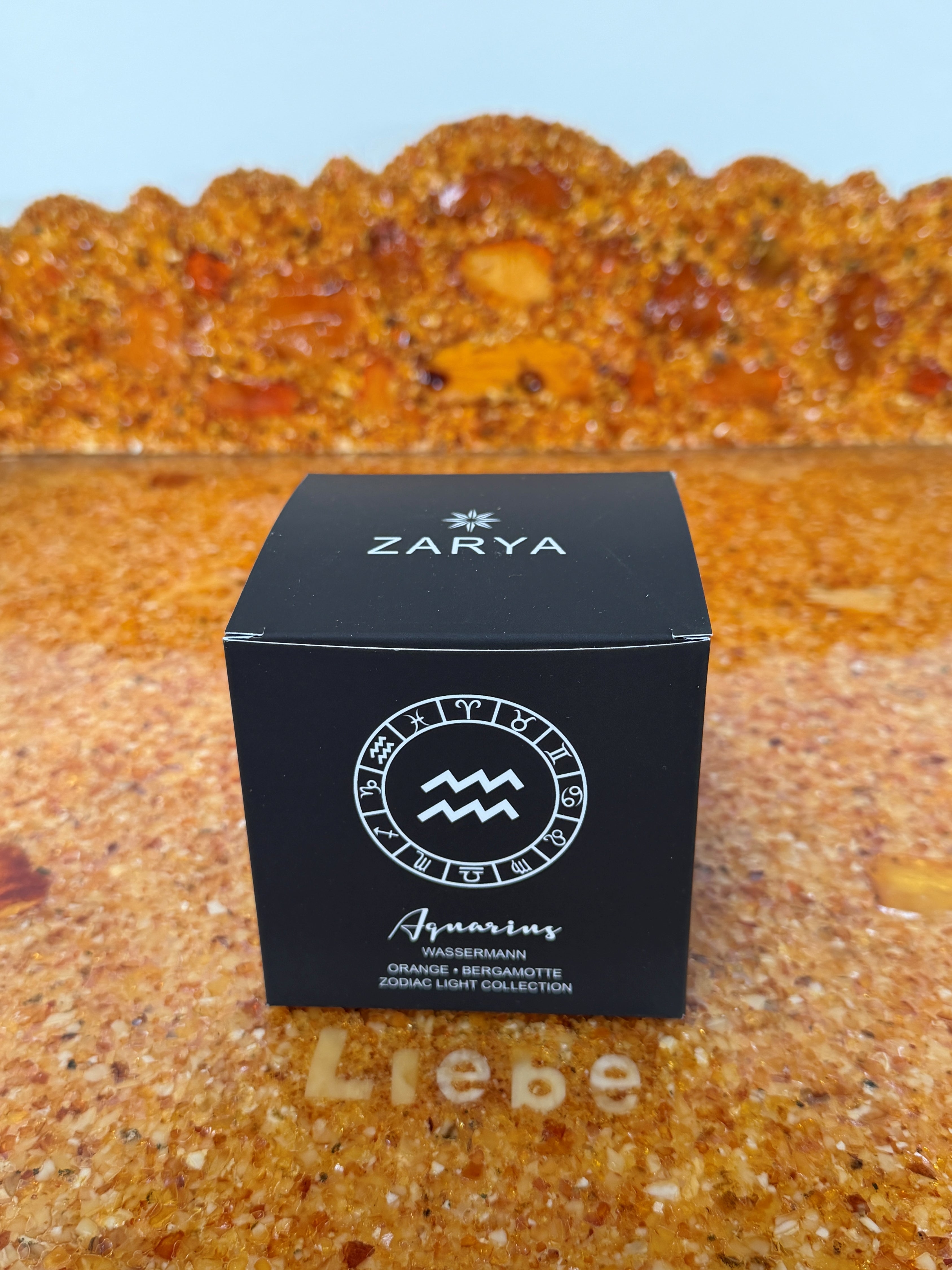 Zarya Sternzeichenduftkerze - Zodiac Light – Wassermann (Aquarius) mit Orange, Bergamotte & Edelsteinen