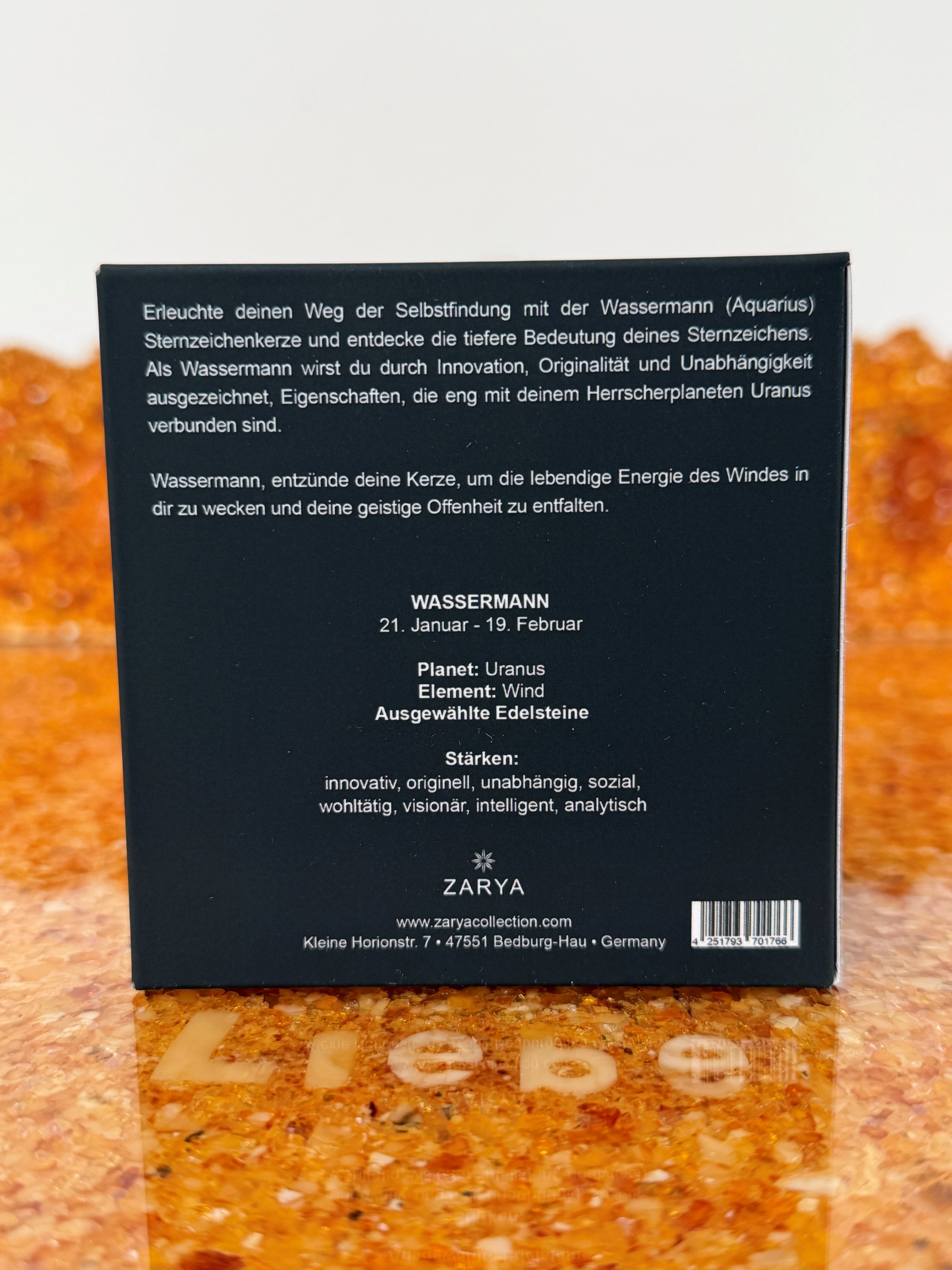 Zarya Sternzeichenduftkerze - Zodiac Light – Wassermann (Aquarius) mit Orange, Bergamotte & Edelsteinen