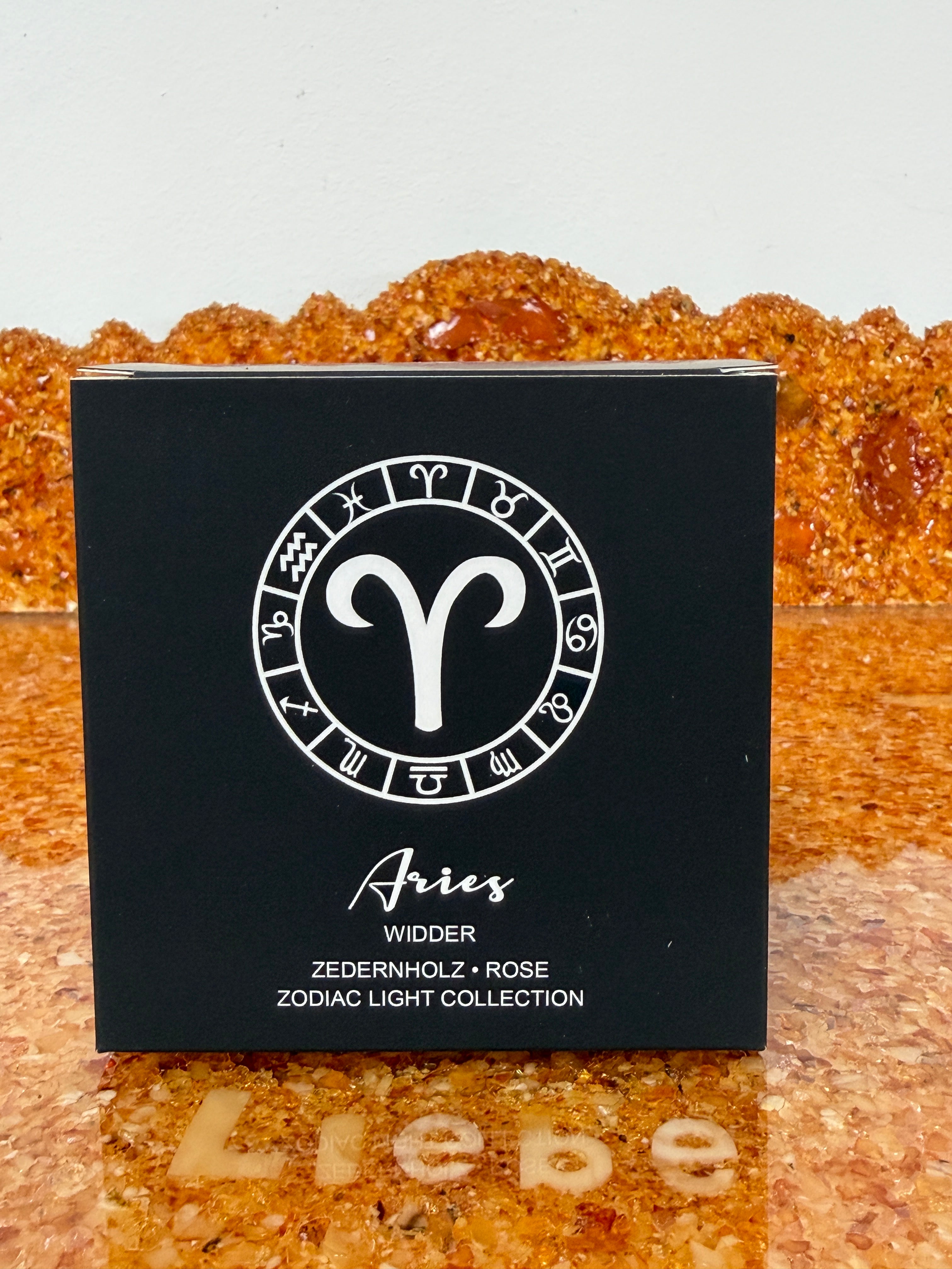 Zarya Sternzeichenduftkerze - Zodiac Light – Widder (Aries) mit Rose, Zeder & Edelsteinen