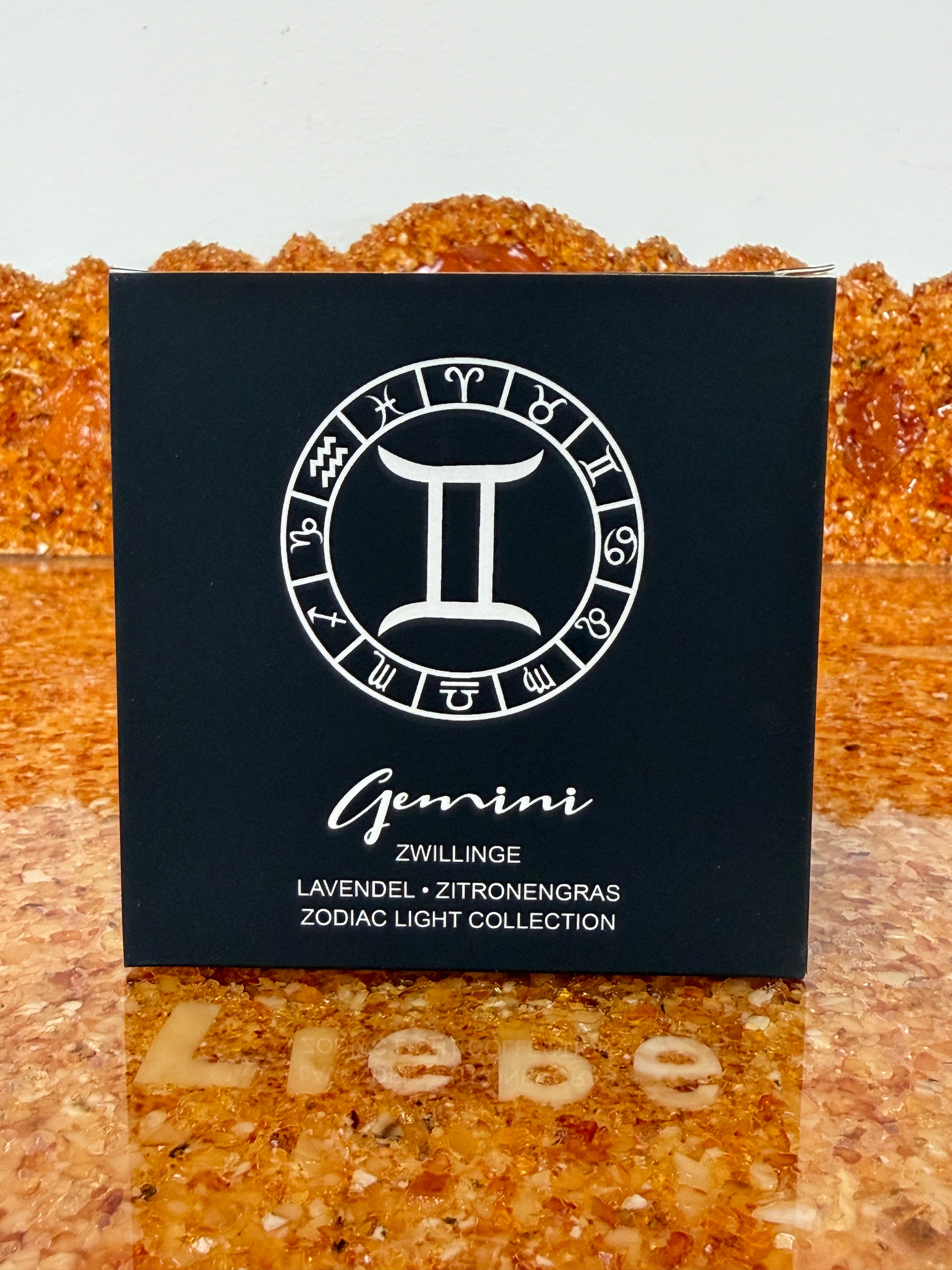 Zarya Sternzeichenduftkerze - Zodiac Light – Zwillinge (Gemini) mit Lavendel, Zitronengras & Edelsteinen