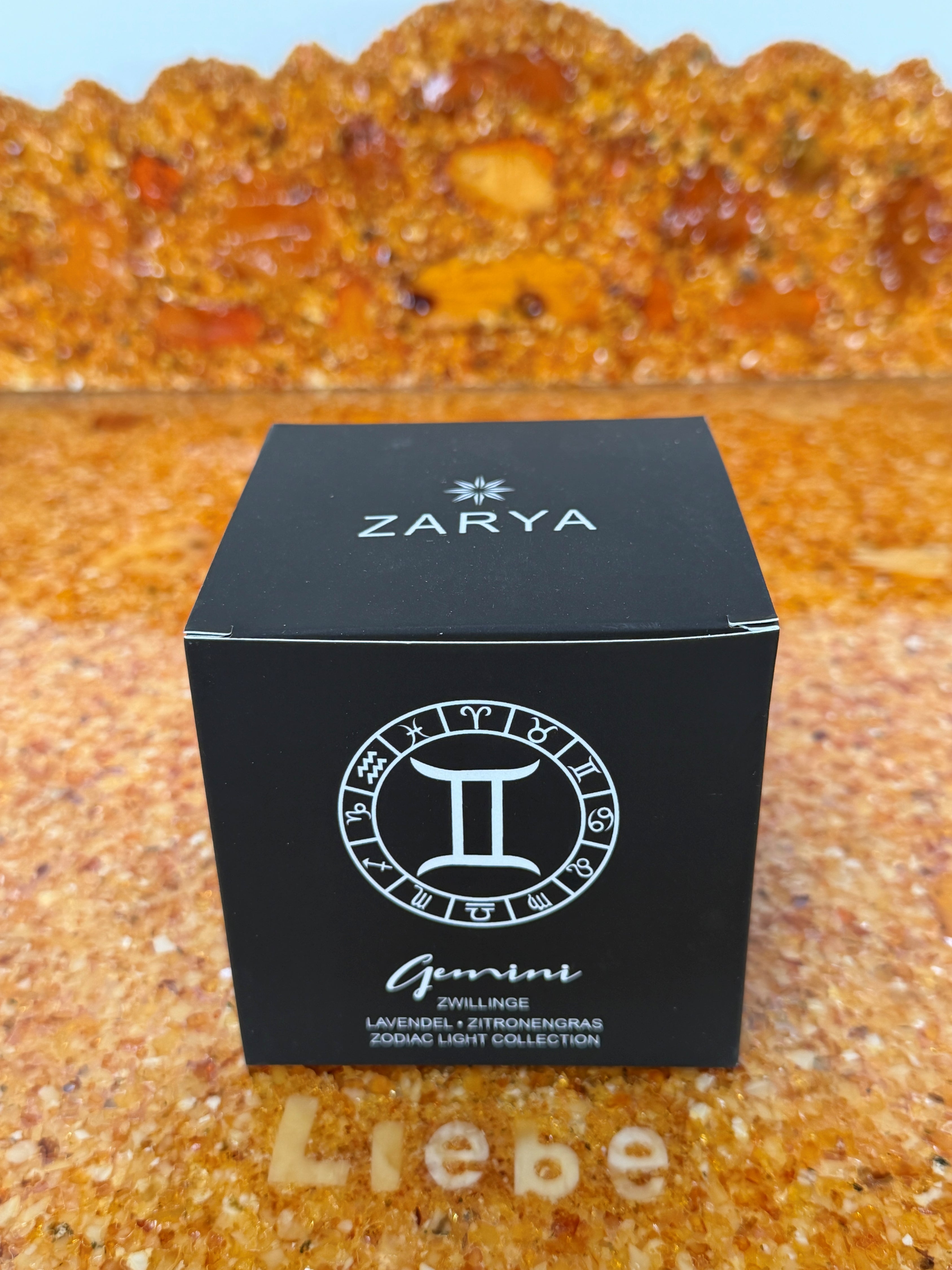 Zarya Sternzeichenduftkerze - Zodiac Light – Zwillinge (Gemini) mit Lavendel, Zitronengras & Edelsteinen
