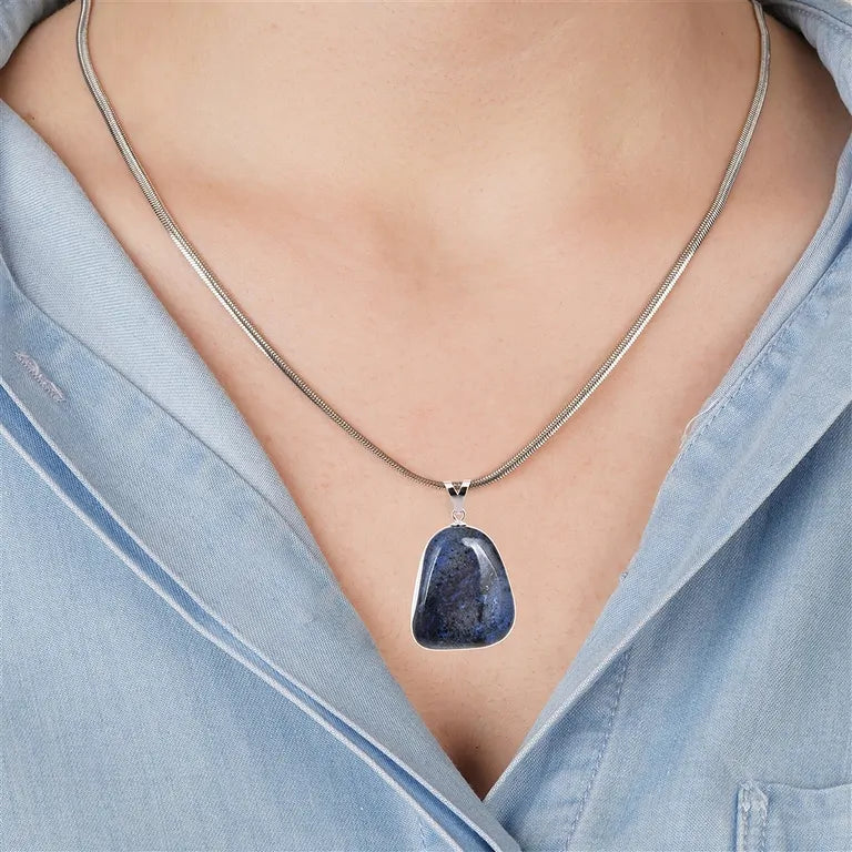 Zuversicht – Dumortierit Trommelstein 2,5–3 cm mit 925er Silber-V-Öse - groß