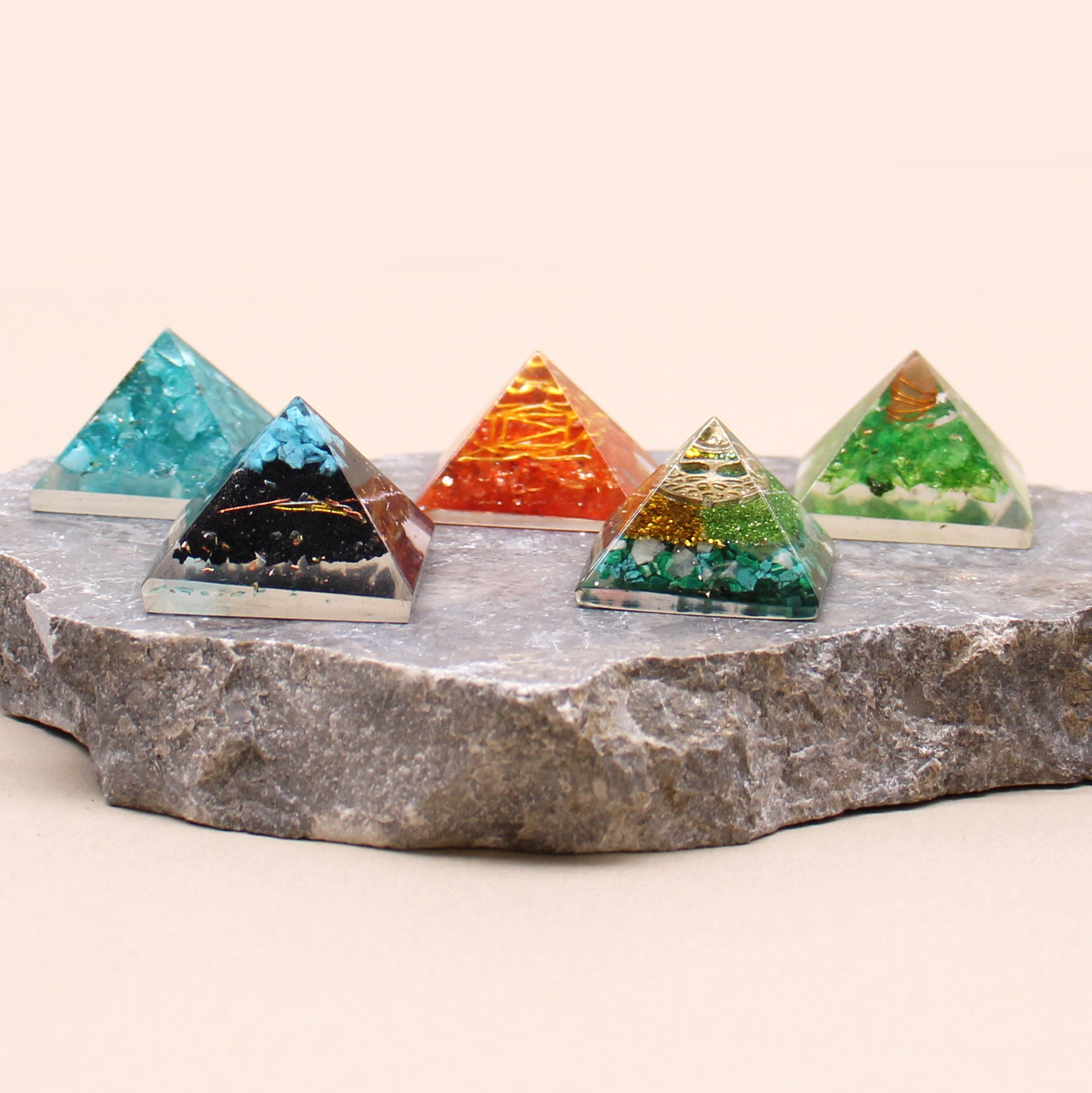 kleine Orgonit Pyramide 25 mm Gem Chips und Kupfer