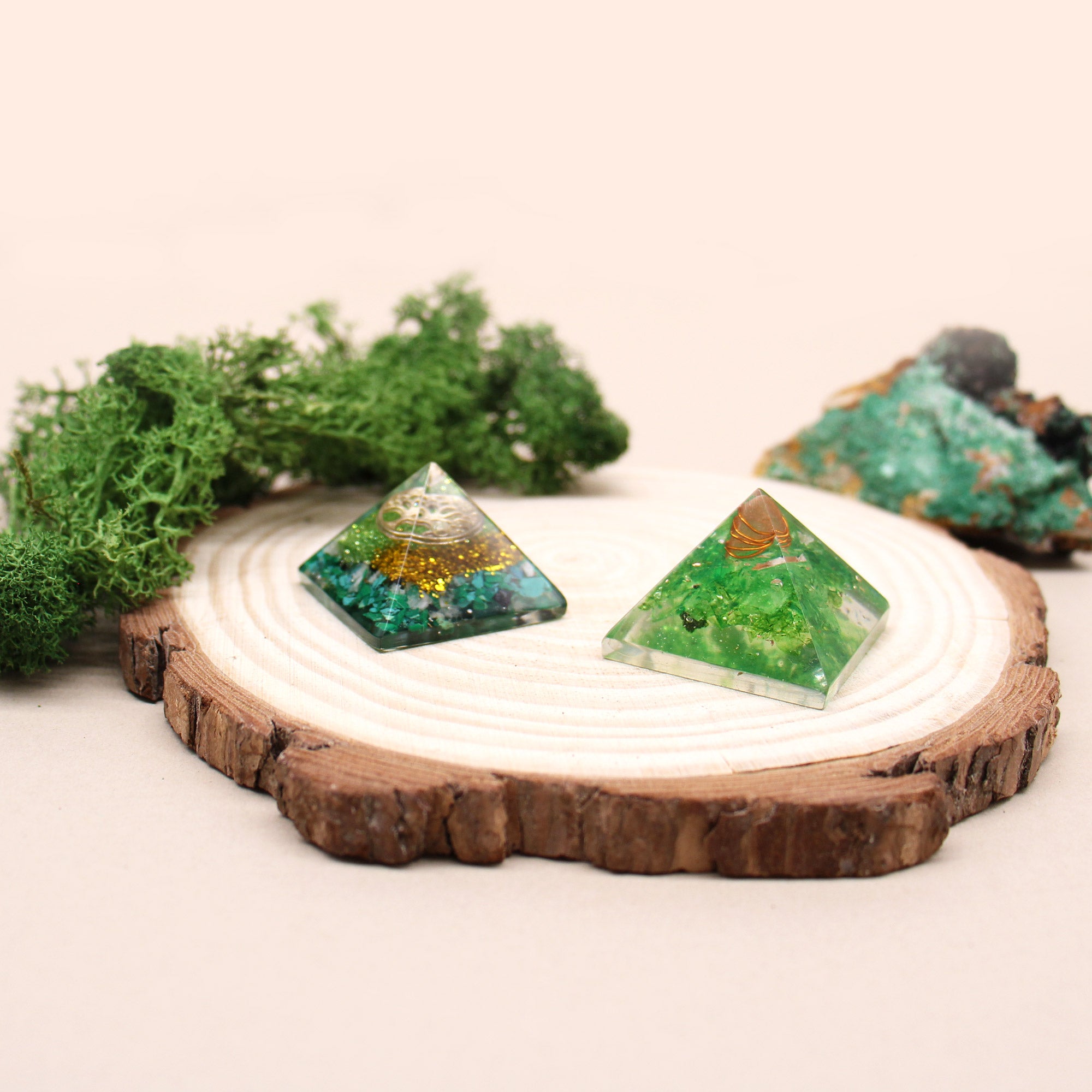 kleine Orgonit Pyramide 25 mm Gem Chips und Kupfer