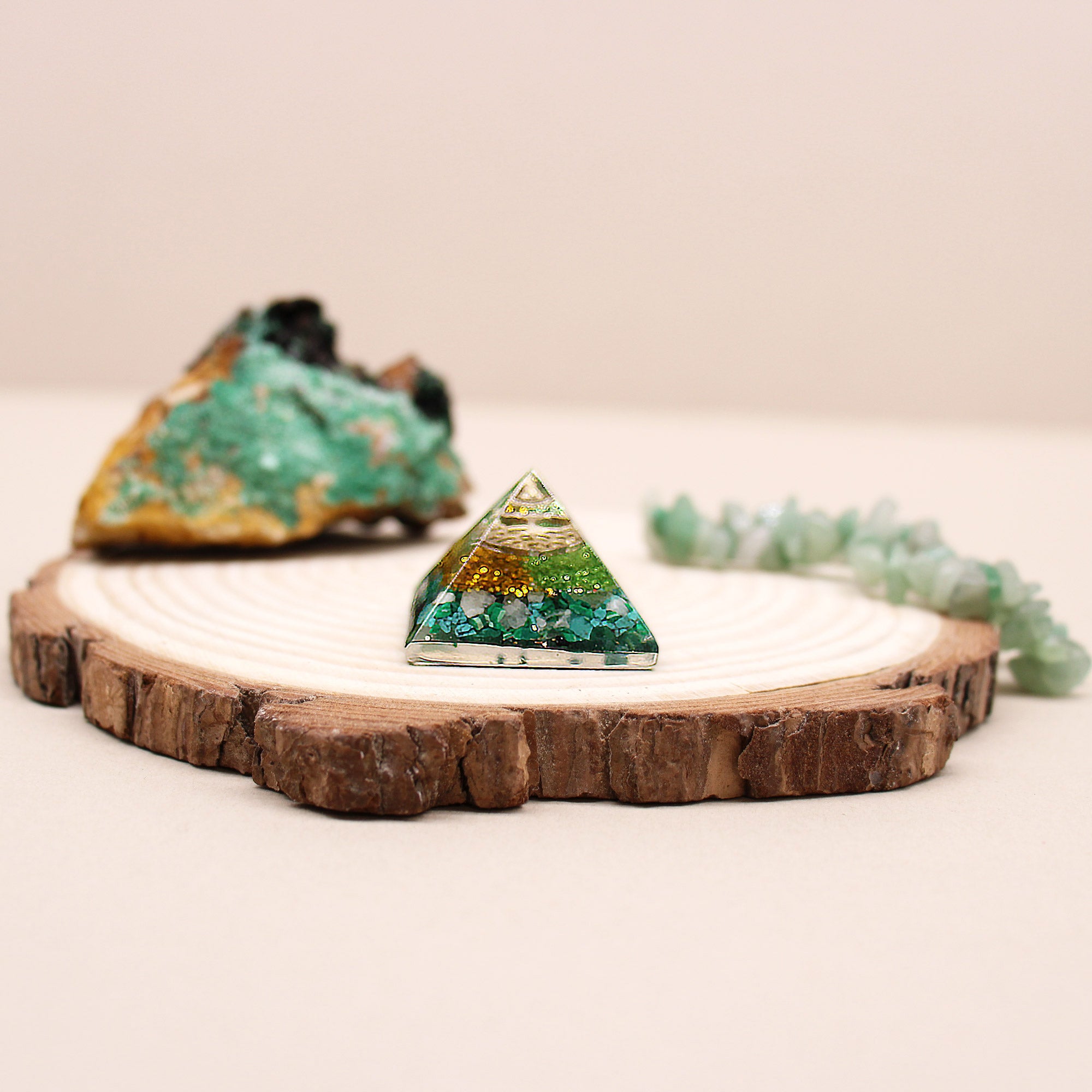 kleine Orgonit Pyramide 25 mm Gem Chips und Kupfer