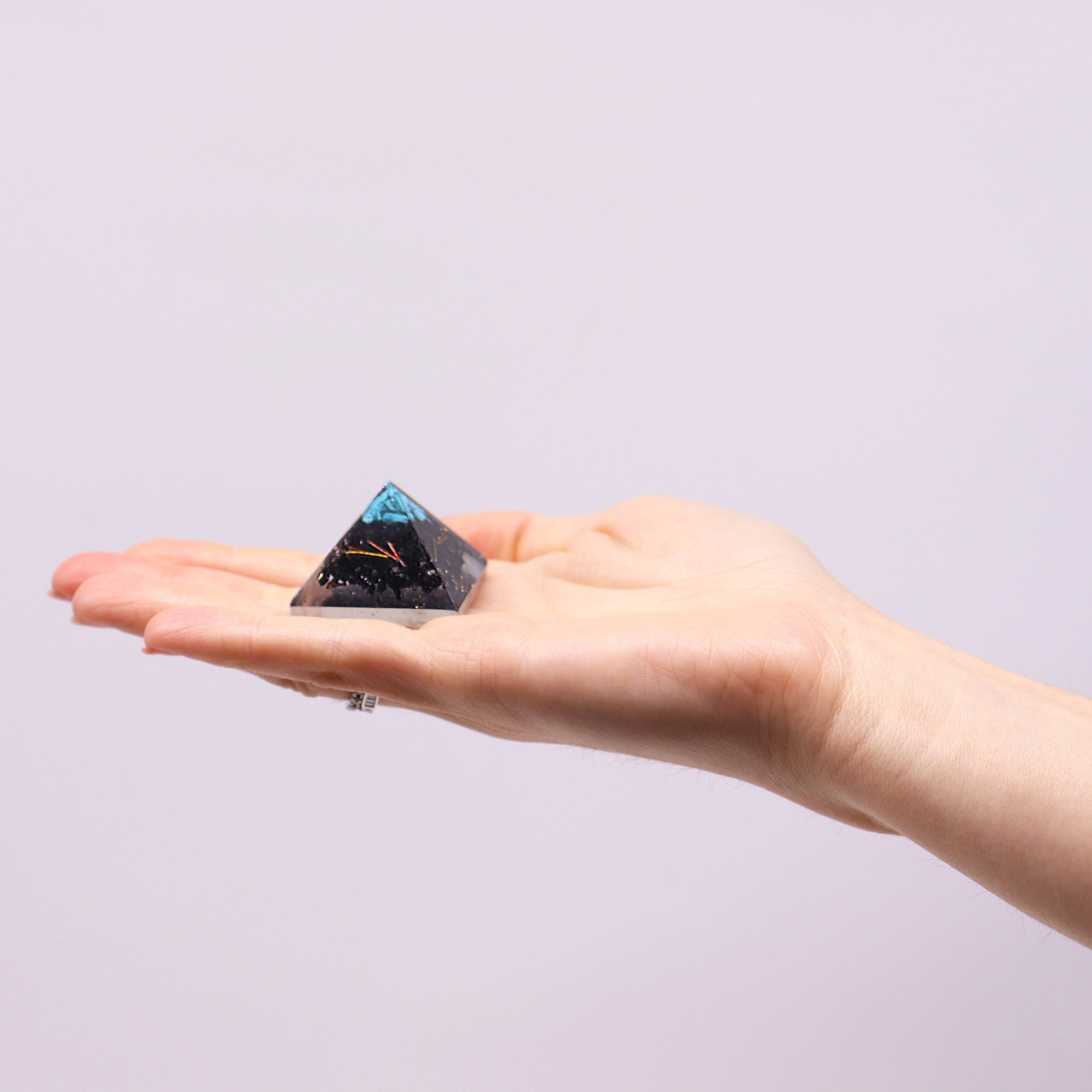 kleine Orgonit Pyramide 25 mm Gem Chips und Kupfer