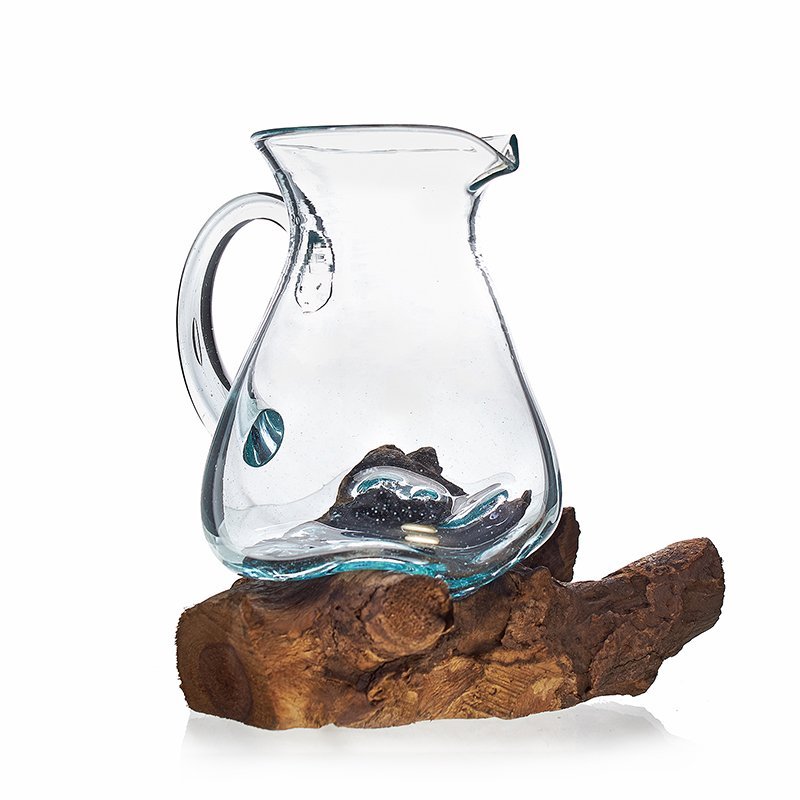 Geschmolzenes Glas auf Holz - Wasserkrug