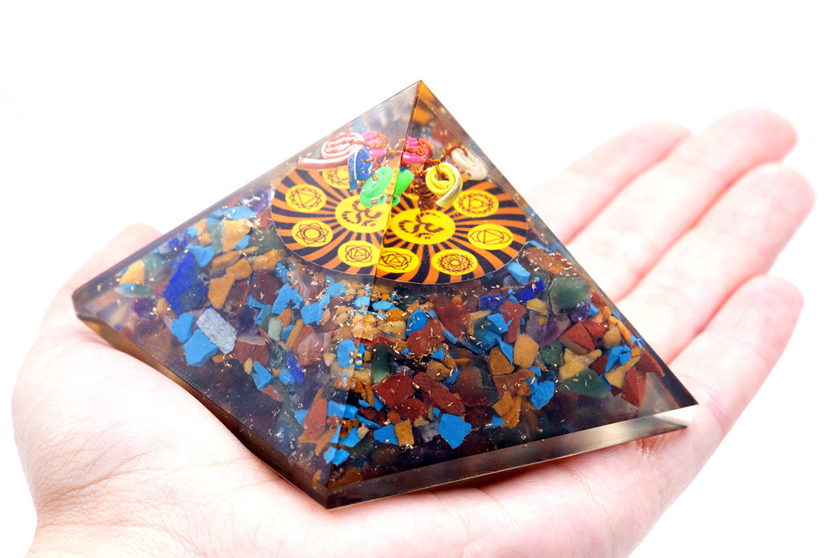 Orgonite Pyramide - Om Chakra - 70 mm