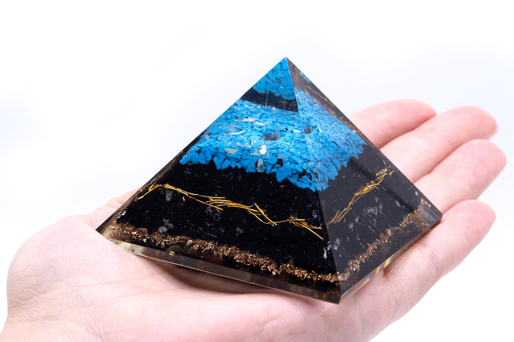 Orgonite Pyramide - Türkis und Schwarzer Turmalin - 70 mm